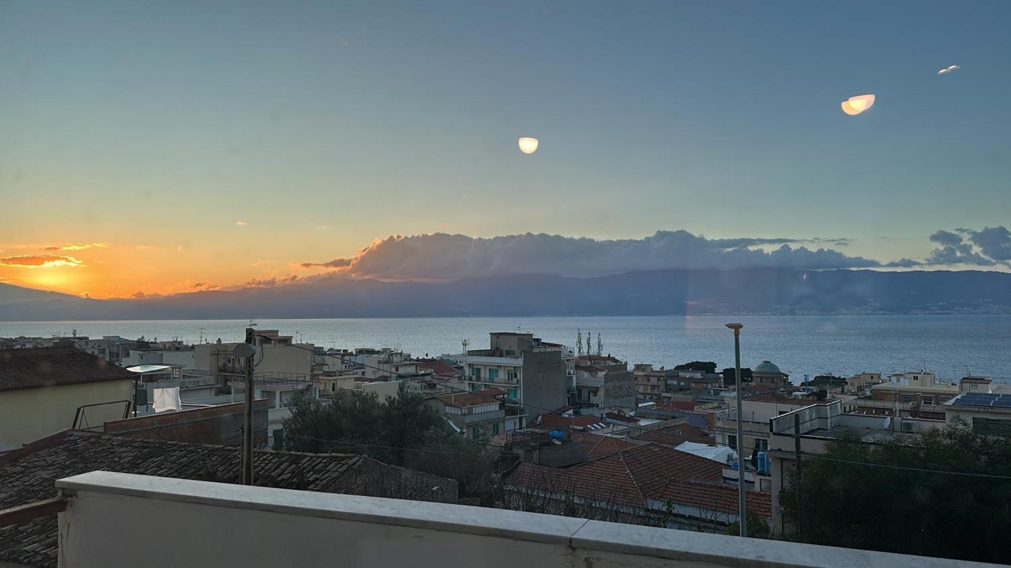 Vista Sullo Stretto *